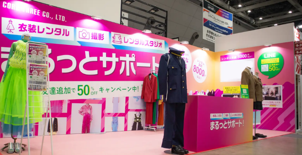 5.衣装レンタル・撮影サービスの実績訴求型ディスプレイ